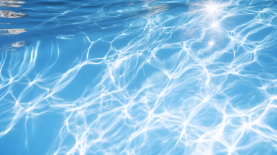 蓝色泳池中的水光摄影图片