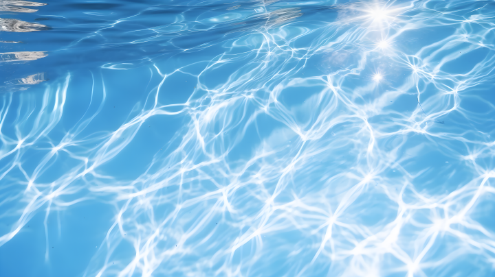 蓝色泳池中的水光摄影版权图片下载