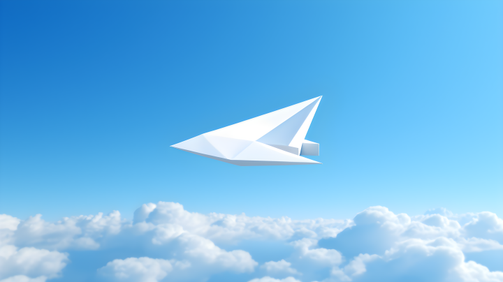 白纸飞机在蓝天中飞翔的摄影版权图片下载