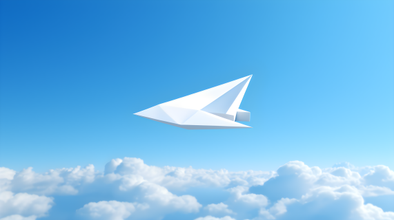 白纸飞机在蓝天中飞翔的摄影图片