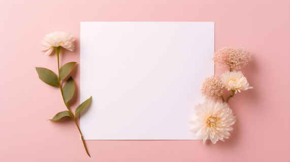 柔美粉色背景上的白纸与花朵摄影图片