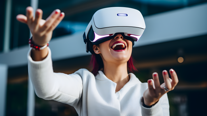 虚拟现实头盔女性玩家手持游戏控制器摄影版权图片下载