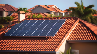 红瓦房顶上的太阳能电池板摄影图片