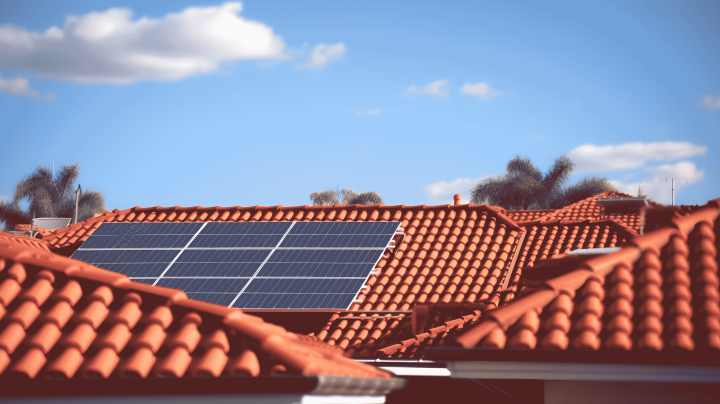 红瓦房顶上的太阳能电池板摄影版权图片下载