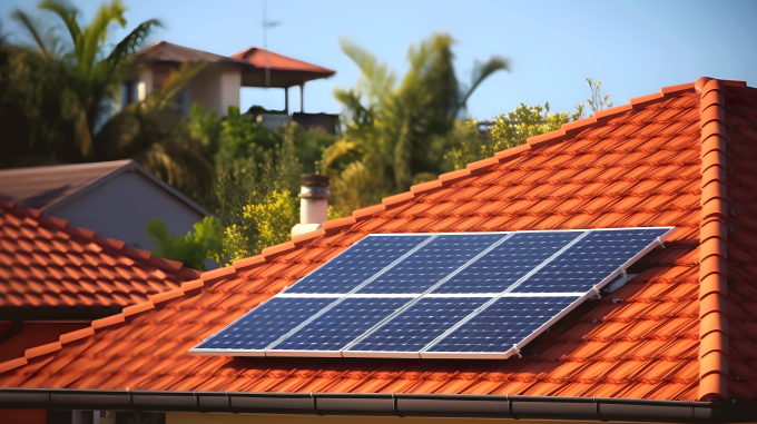 红瓦房子屋顶上的逼真太阳能板摄影图片