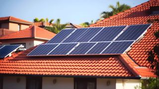 红瓦房屋顶多个逼真的太阳能板摄影图片