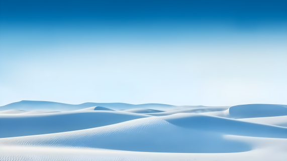 蔚蓝天空下的风吹白雪沙丘摄影图片