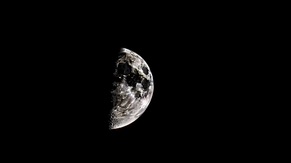 夜空中的白弯月风格摄影图片