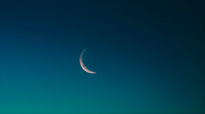月光下的新月透过暮色摄影图
