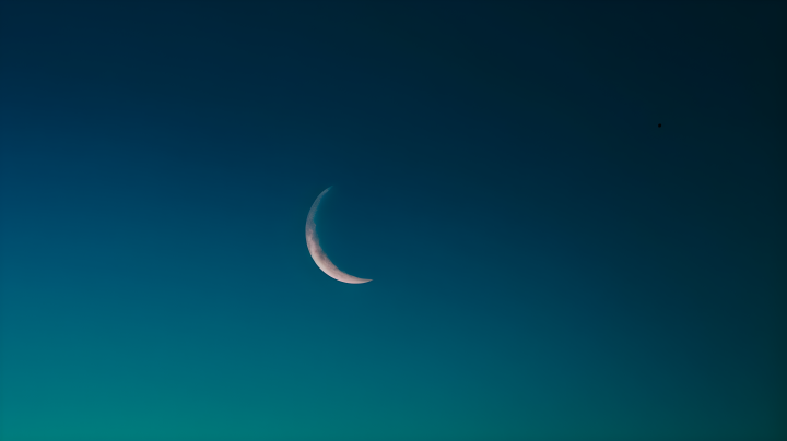 月光下的新月透过暮色摄影图版权图片下载