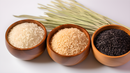 三种不同稻米和稻壳摄影图片
