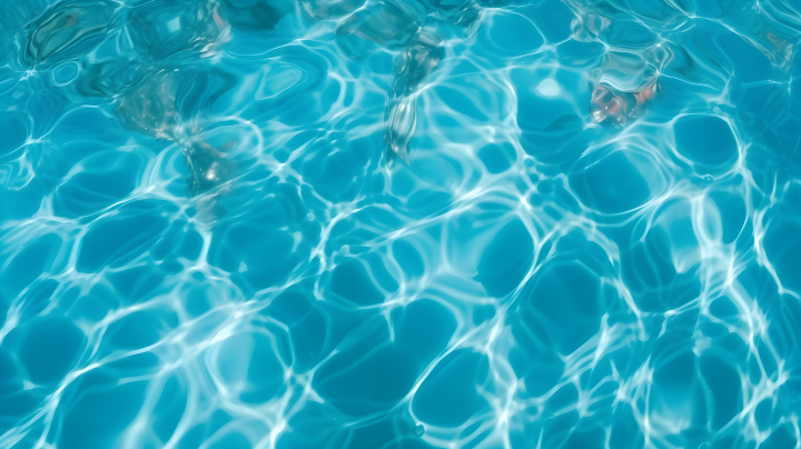碧蓝游泳池，水面闪烁，超现实风格摄影图版权图片下载