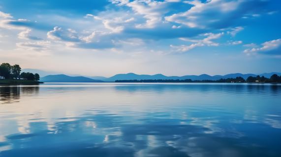 湖光山色，倒映蓝天白云，宁静柔和的写实风格摄影图片