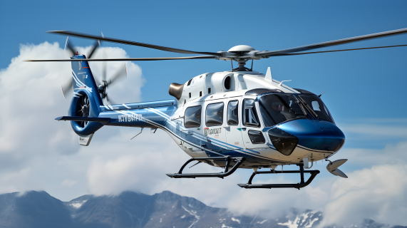 蓝白直升机飞翔在蓝天下的32K UHD摄影图片