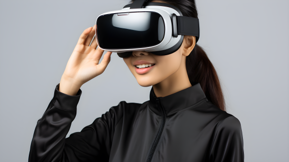 灰背景中的亚洲女性佩戴VR眼镜摄影图片