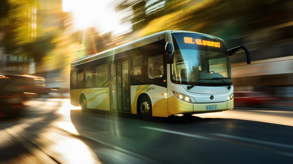 深黄暗米绿色公交车在城市街道上运动模糊摄影图片