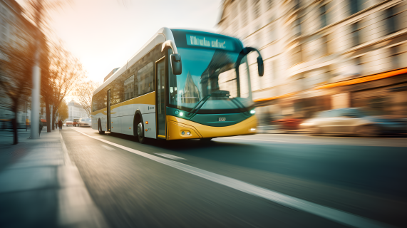 绿白巴士在暗米黄和黄色调下的城市街道上飞驰的摄影图片