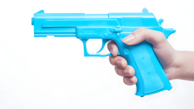蓝色塑料枪在白色表面上的摄影图片