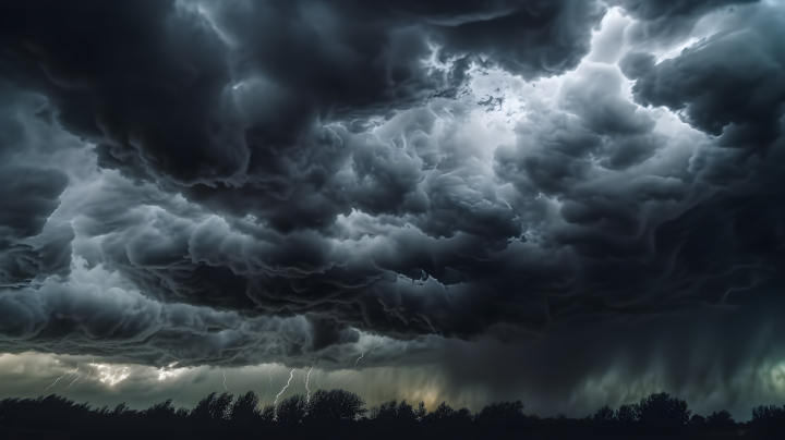 黑暗雷暴和乌云的摄影版权图片下载