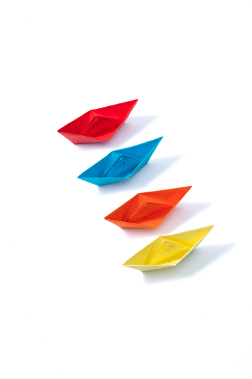 次序摆放的折纸小船高清图