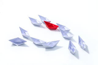 白色红色折纸小船实拍图