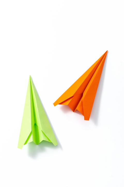 绿色橙色折纸飞机摄影图版权图片下载