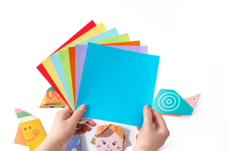 手拿彩色方块卡纸摄影图