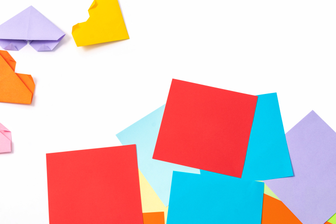 堆叠在一起的彩色折纸高清图