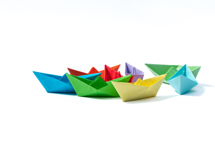 各种颜色的彩色折纸小船高清图版权图片下载