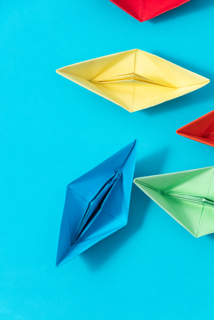 制作精细的折纸小船实拍图