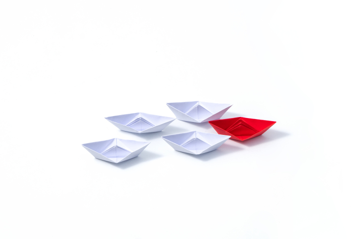 儿童手工折纸玩具纸船摄影图版权图片下载