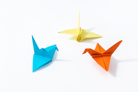 三个可爱千纸鹤折纸摄影图