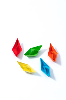 五颜六色的五只折纸小船高清图