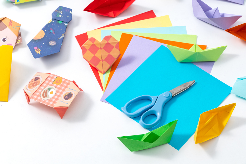 摆放在桌面上各式各样的彩色折纸高清图