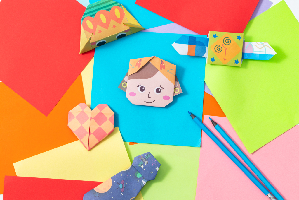 可爱卡通小人折纸摄影图版权图片下载