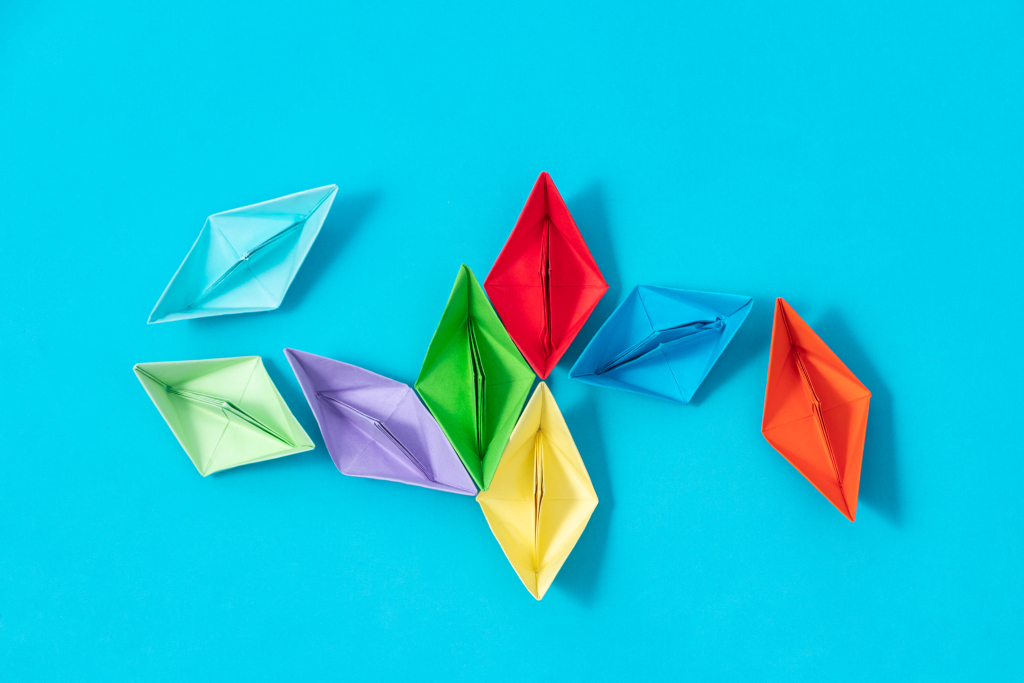 五颜六色的折纸船展示高清图版权图片下载