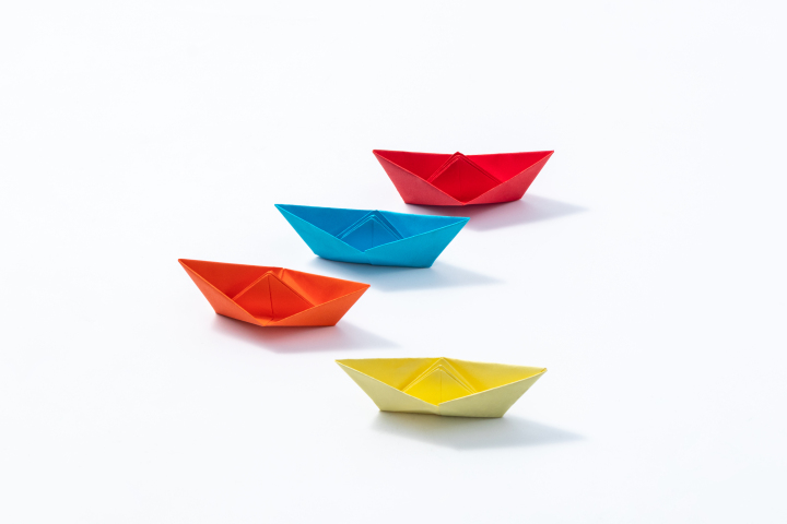 四种颜色的折纸船高清图版权图片下载