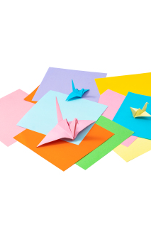 彩色卡纸折千纸鹤摄影图