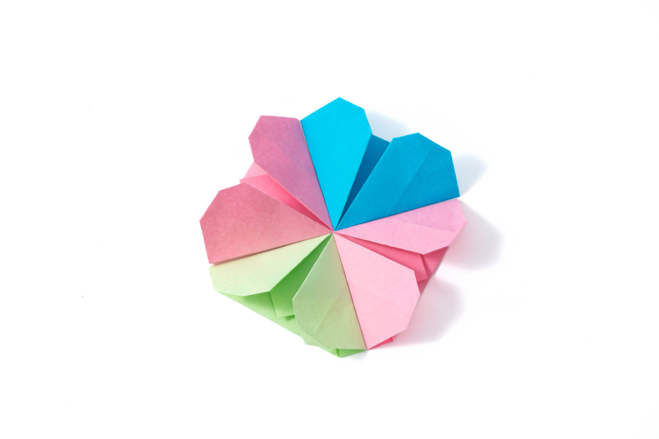 彩色爱心折纸拼图摄影图