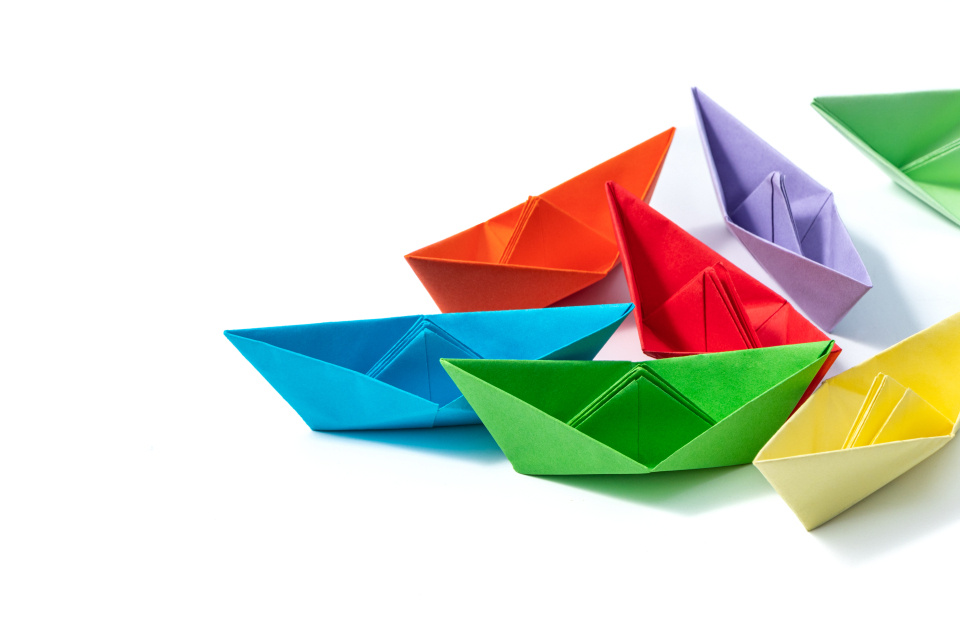 白色背景上的小船高清图