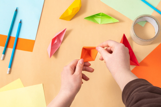 上课中的手工老师高清图