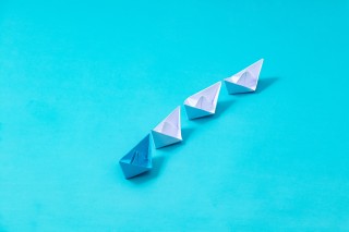 白色折纸小船近景摄影图