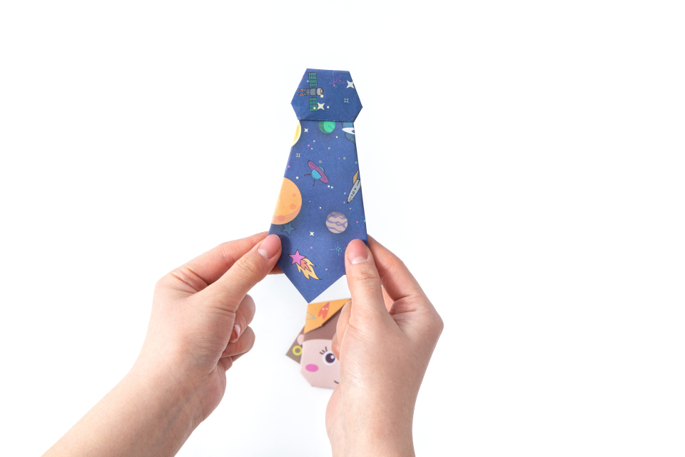 用彩纸折成的领带高清图