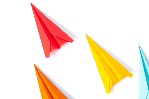 儿童彩色折纸飞机摄影图