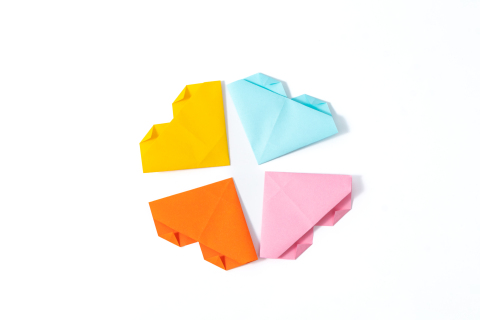 彩纸折成的小心心高清图