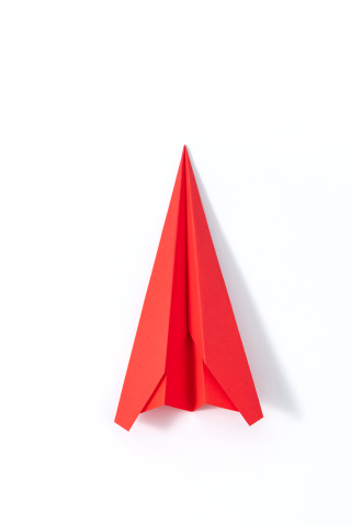 红色纸飞机摄影图
