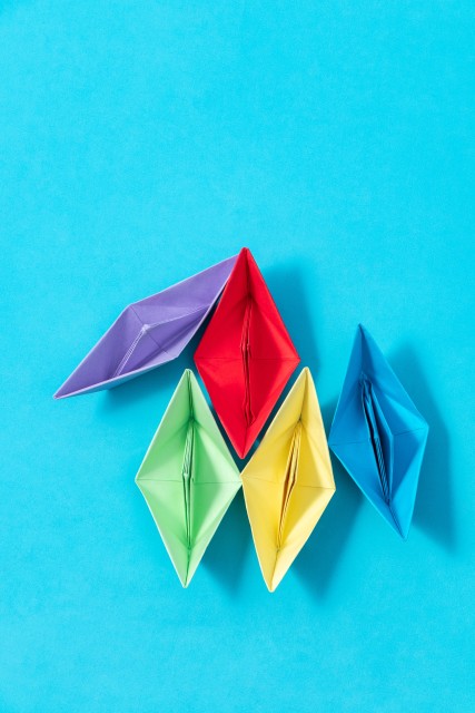 彩色折纸千纸鹤在蓝色背景上高清图版权图片下载
