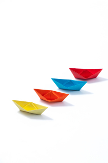 白色背景上的四只彩色小船高清图