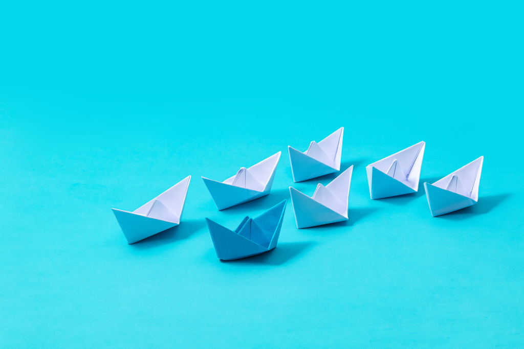 蓝色背景折纸小船摄影图版权图片下载