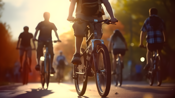 繁忙街道上的自行车骑行者摄影图片